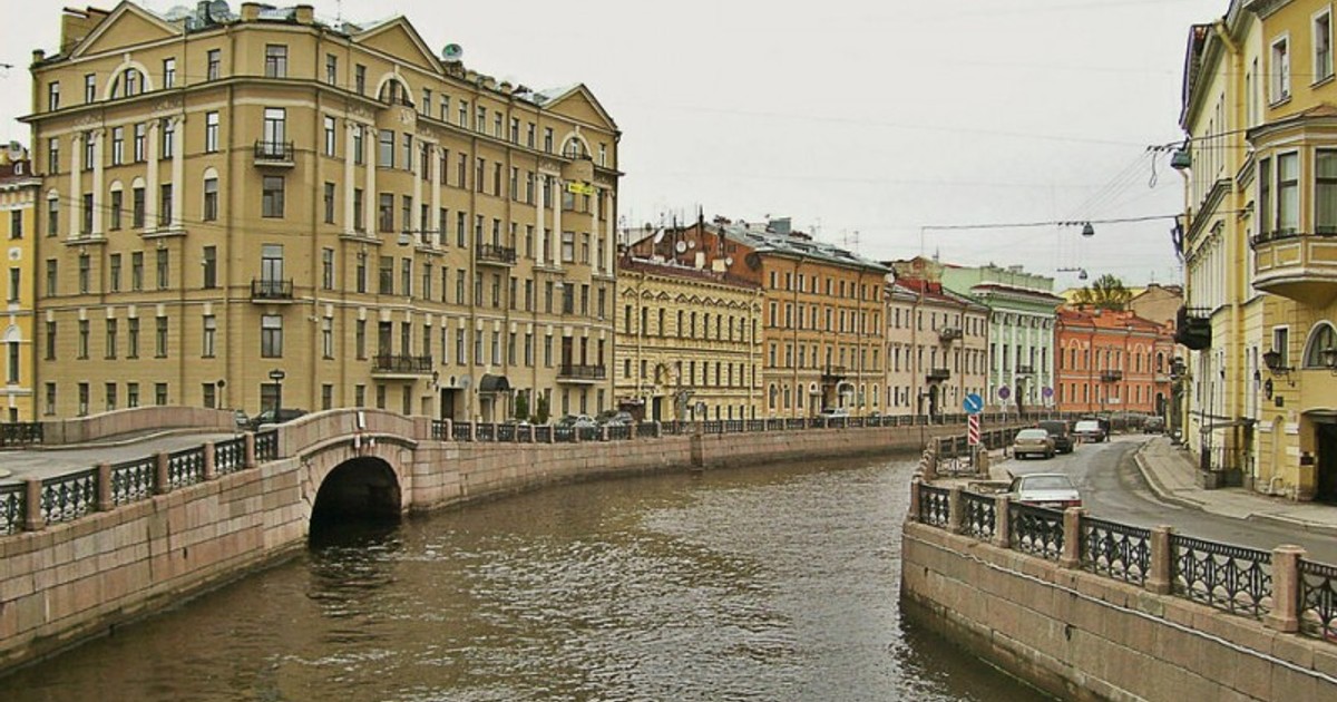 Улицы и дома на реке