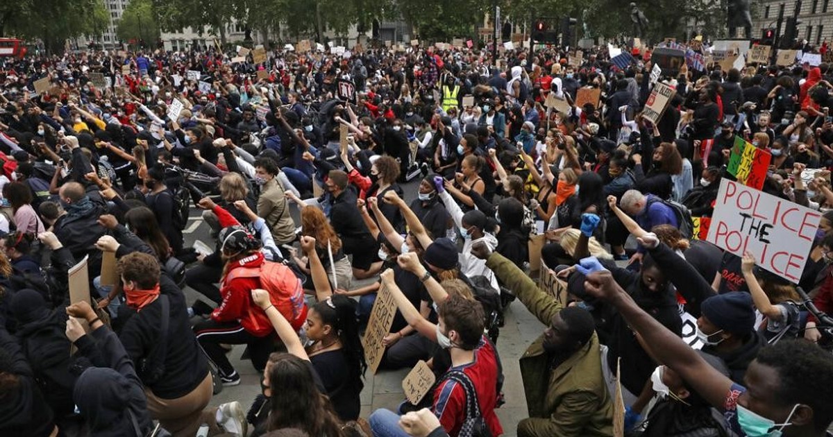 Группа людей для выражения протеста. Массовые демонстрации. Протесты в Европе. Массовые протесты.