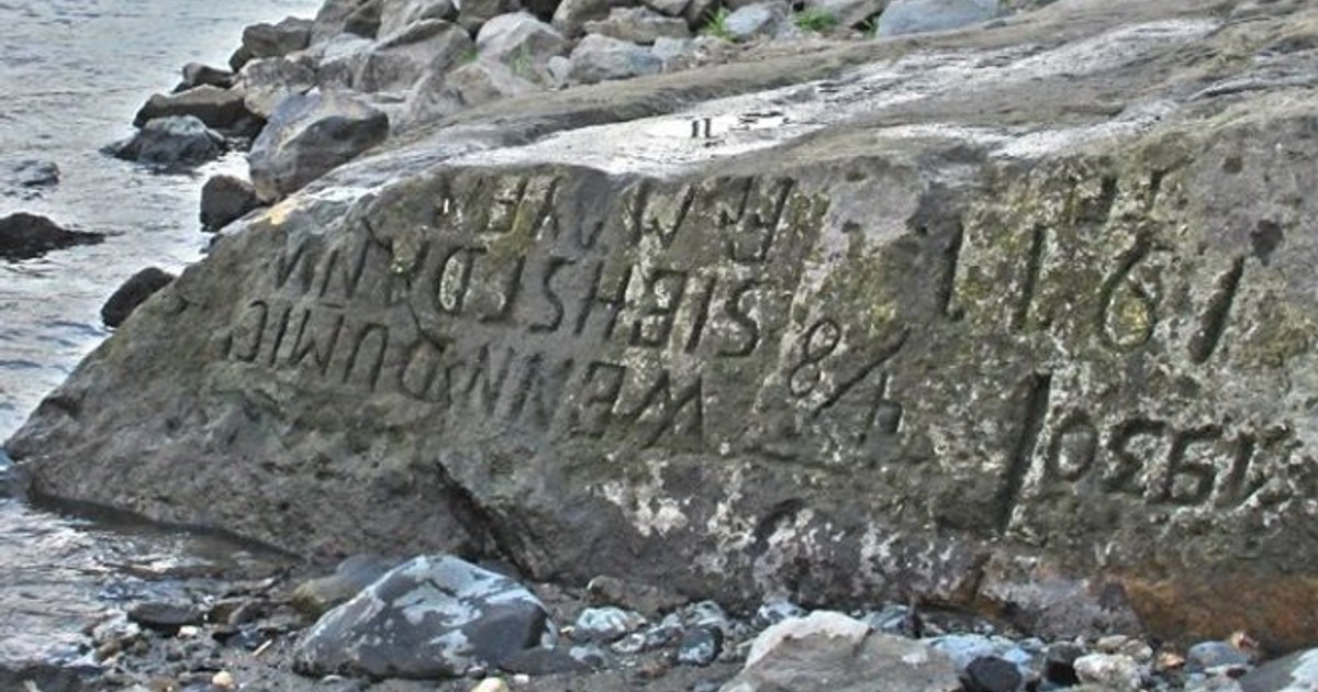 Б камень время. Надпись на Камне. Древний камень. Надписи на скалах. Исторические камни с надписями.
