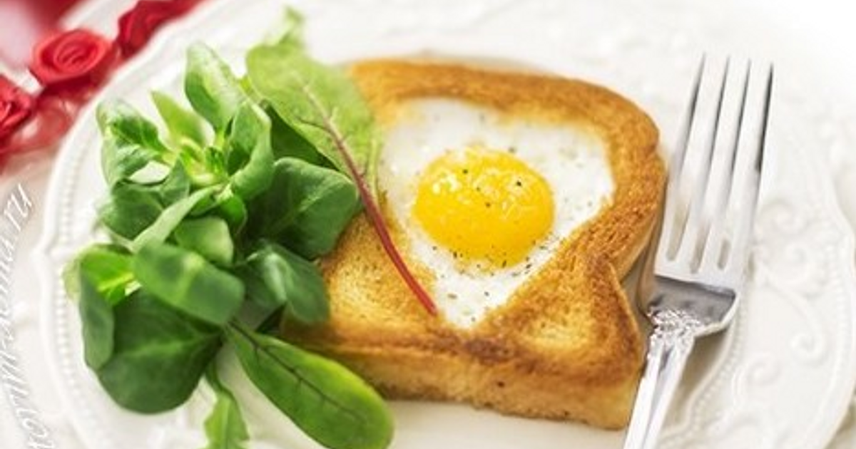 Тостовый хлеб с яйцом на сковороде. Завтрак яичница в хлебе. Завтрак с яйцом и хлебом. Яйцо в хлебе. Яичница сердечком в хлебе.