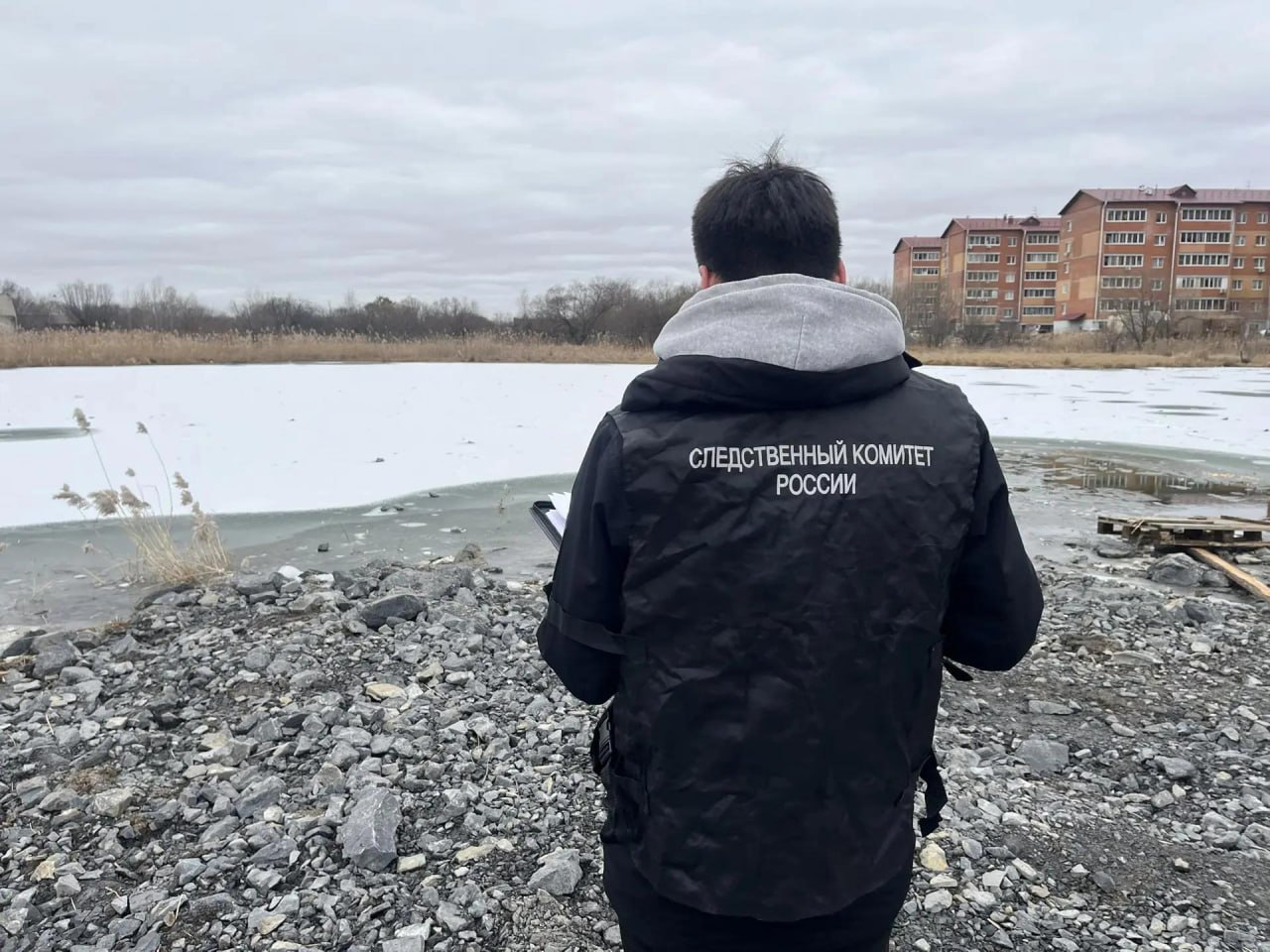 Дети утонули под льдом у жилого комплекса в пригороде Хабаровска