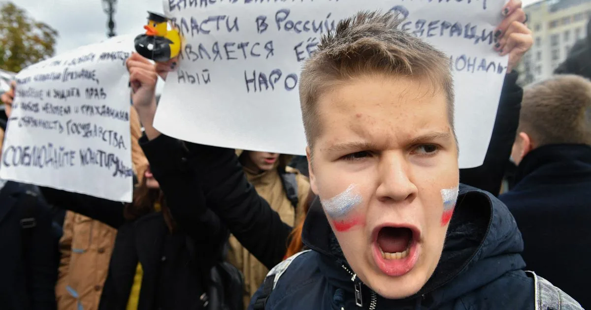 Школьники на митинге. Дебилы на митинге. Школьники на митинге Навального. Навальнята на митинге. Поминки навального