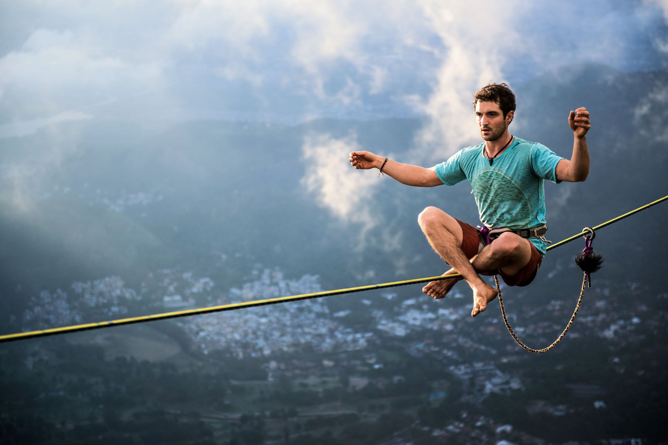 Человеком управляют желания. Слэклайн над Рио-де-Жанейро. Человек на канате. Экстремальные виды спорта. Рисковать жизнью.