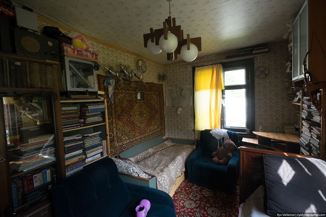Квартира 1993. Комната Старая хрущевка. Старые квартиры хрущевк. Старая квартира внутри. Советская комната.