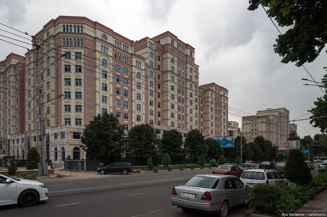 Китайская стена в Душанбе. Новый дома улица мардон Душанбе.