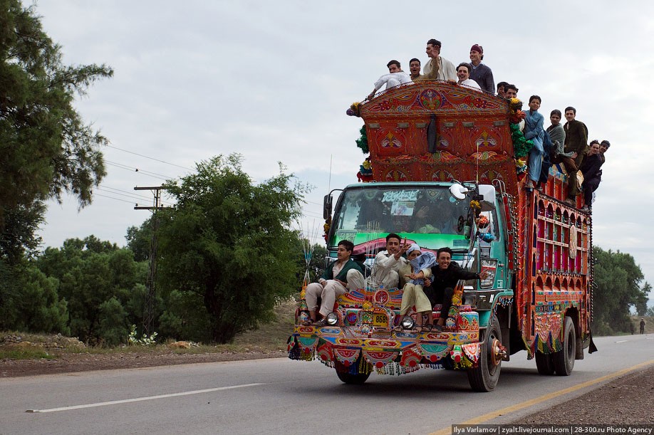 Перевозка людей в грузовом автомобиле. Автобусы в Пакистане. Необычные автобусы. Машины в Индии. Украшение автобусов в Пакистане.
